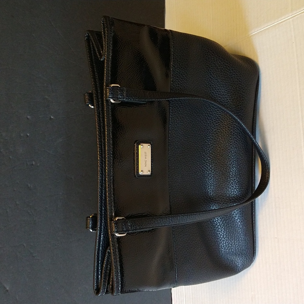VGUC. Nine West black handbag / shoulder bag.